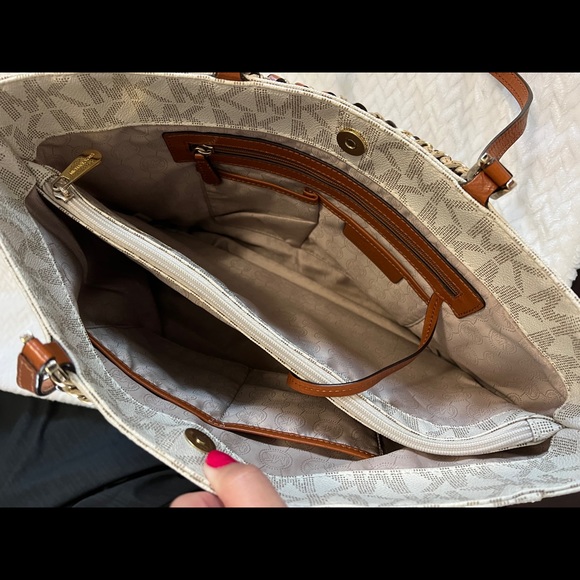 White monogram Michael Kors purse genteelly used great condition - Picture 2 of 3